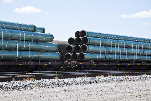 Train carrying pipelines